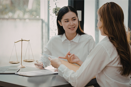 Navegando el sistema migratorio canadiense: abogado de inmigración vs. consultor migratorio